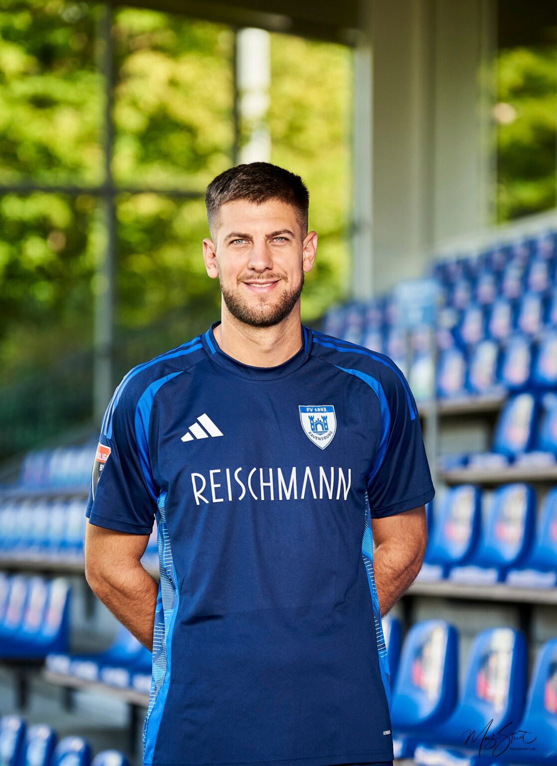 Portrait eines Fußballspielers im Stadion