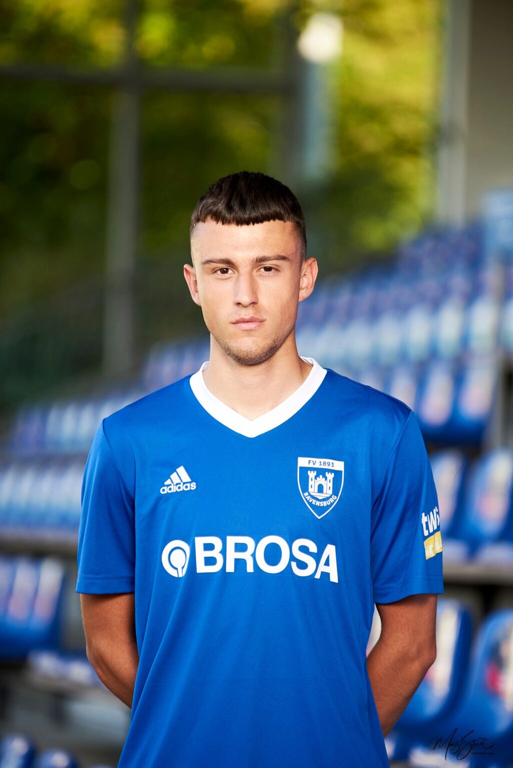 Portrait eines Fußballspielers im Stadion