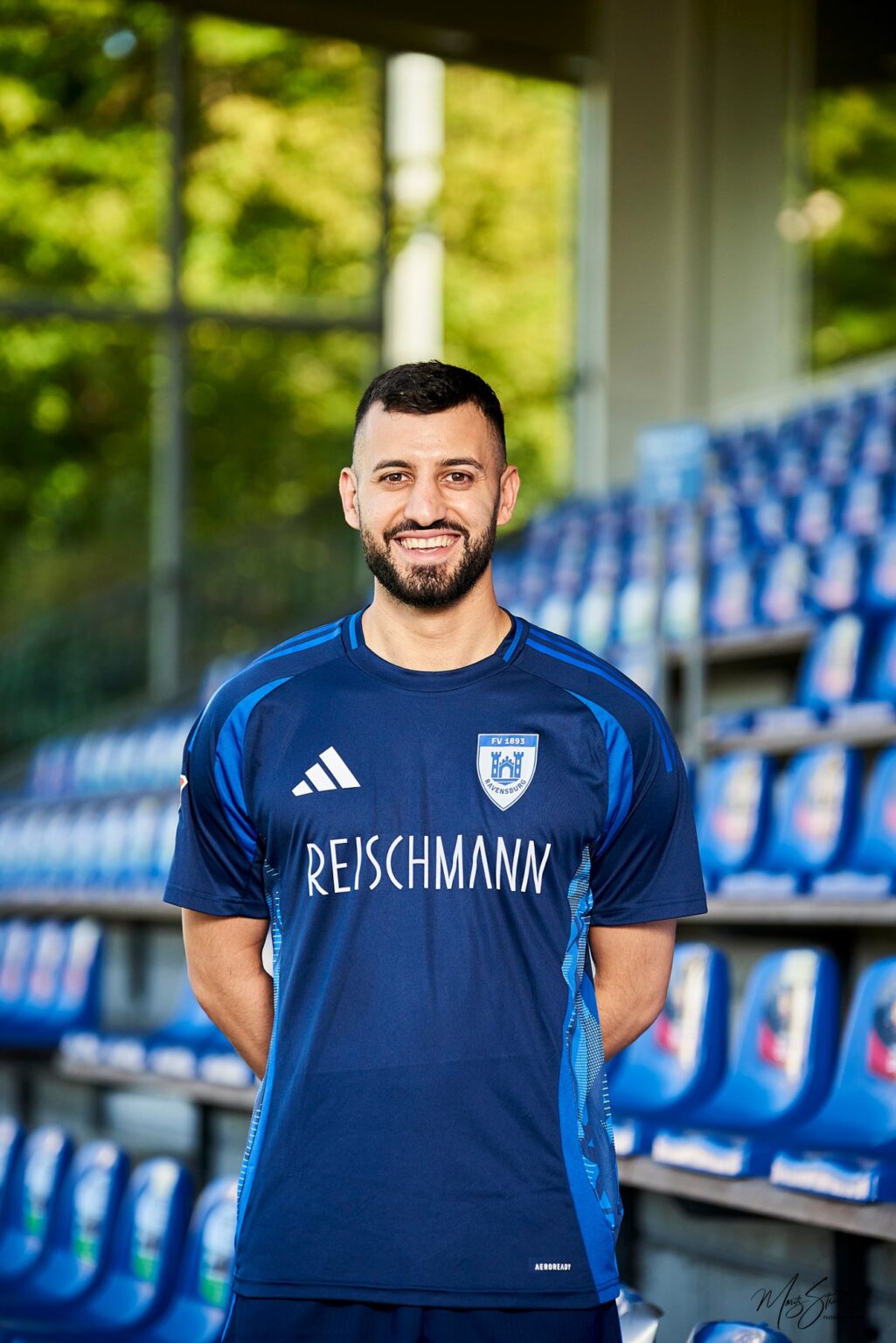 Portrait eines Fußballspielers im Stadion