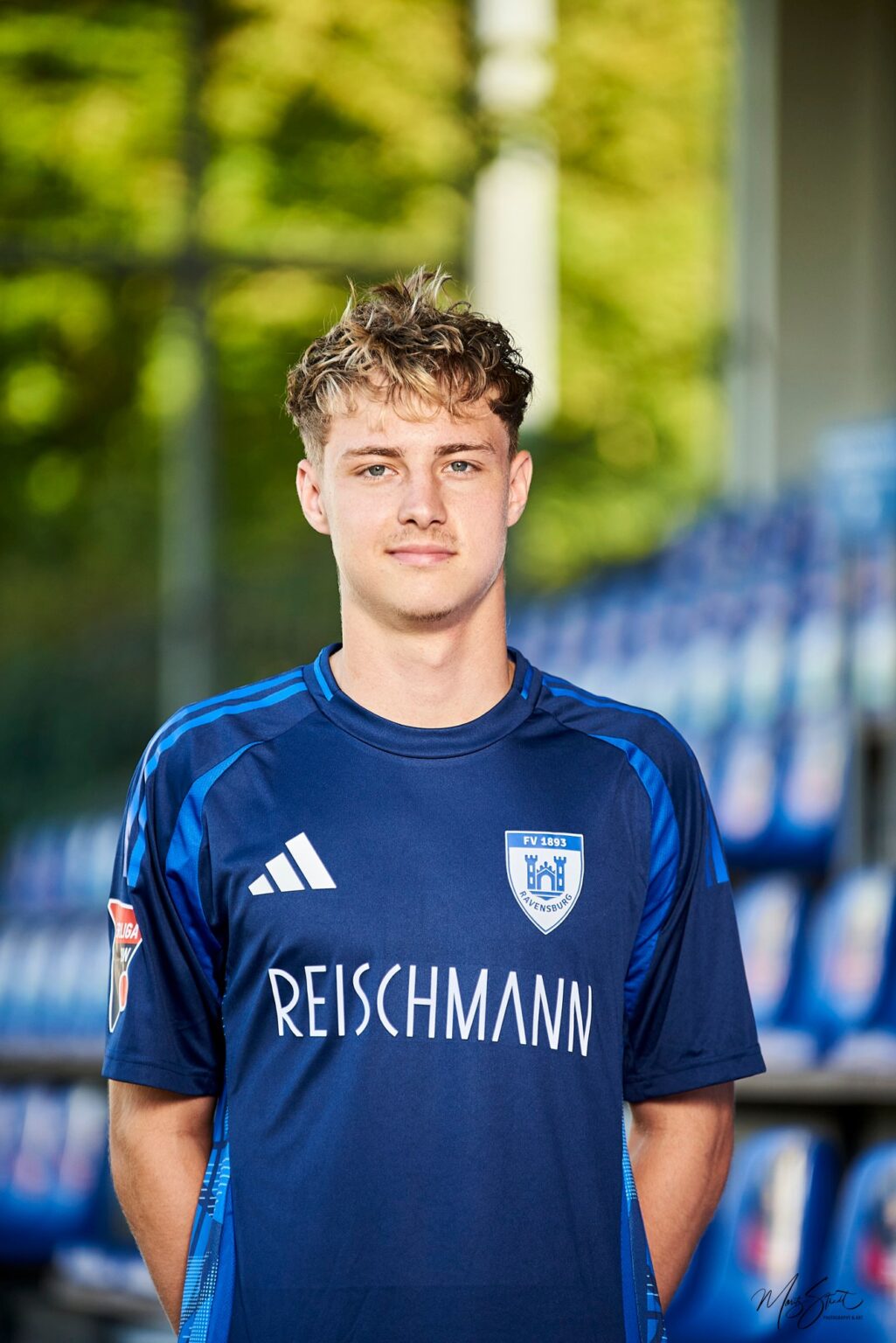 Portrait eines Fußballspielers im Stadion
