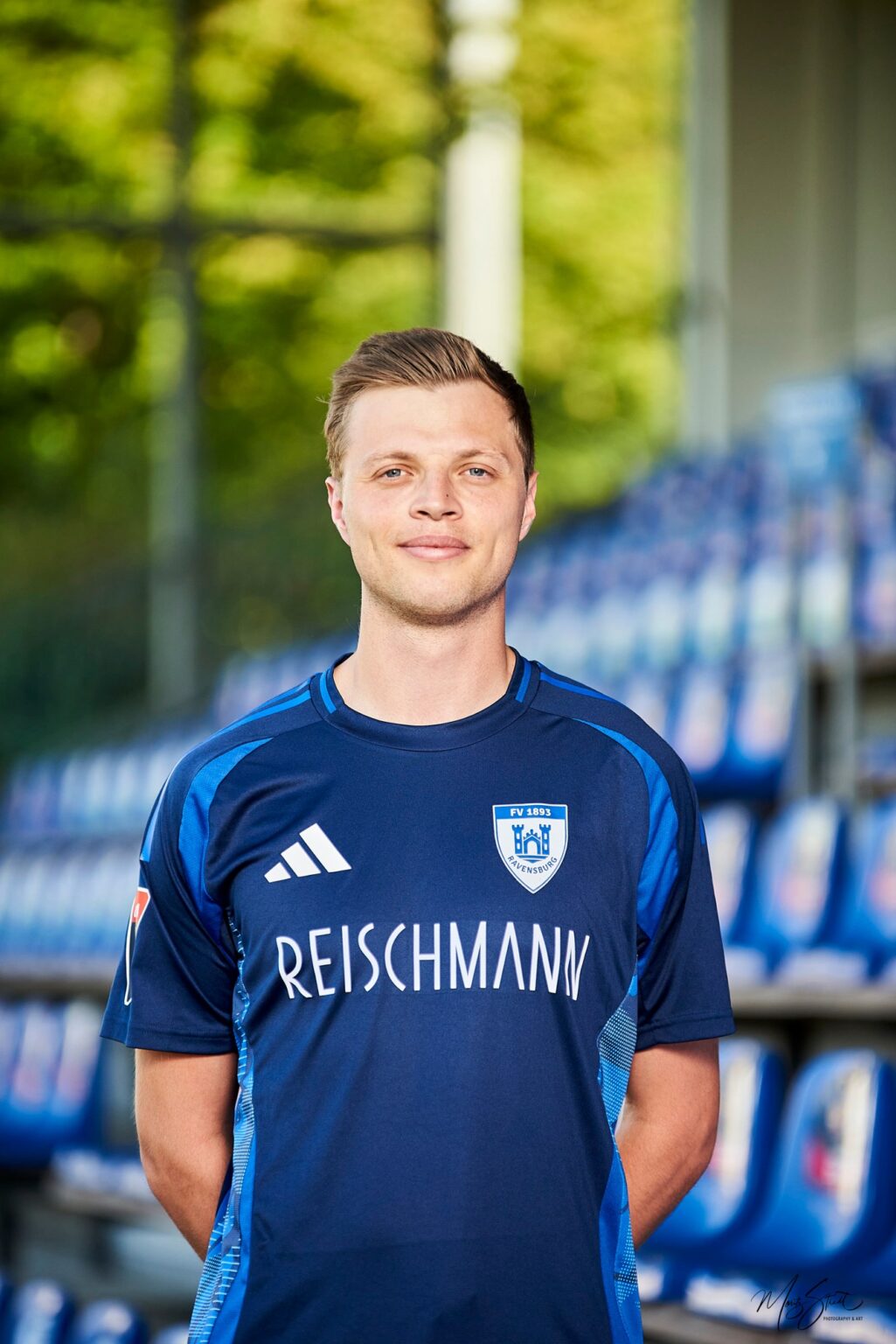 Portrait eines Fußballspielers im Stadion