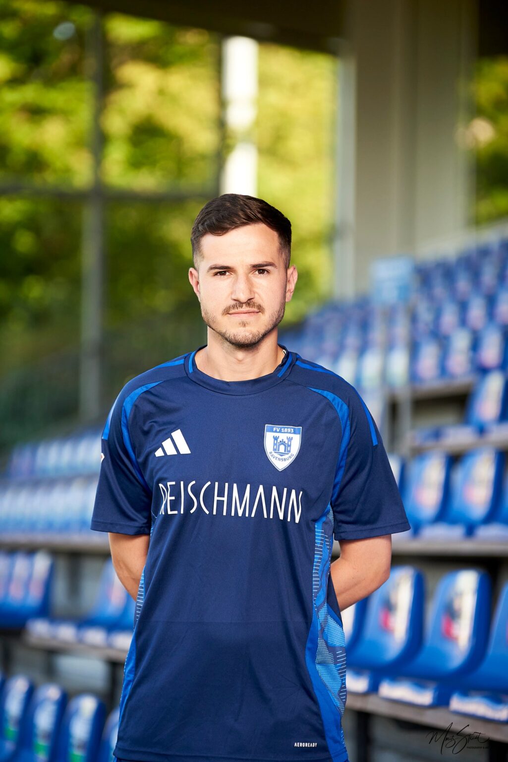 Portrait eines Fußballspielers im Stadion
