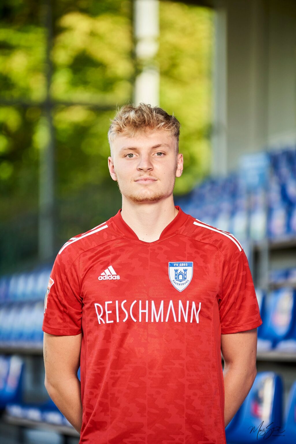 Portrait eines Fußballspielers im Stadion