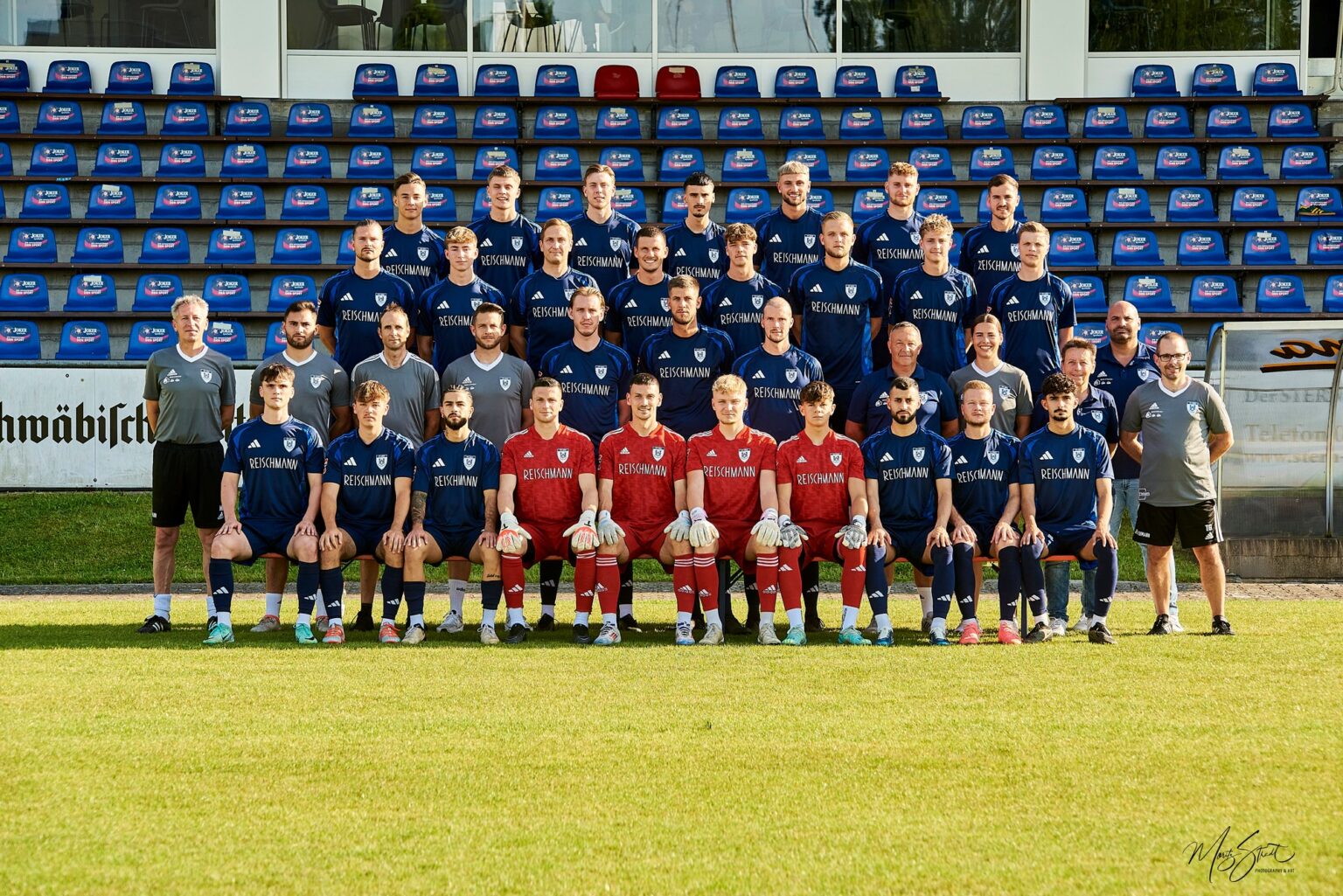 Mannschaftsfoto eines Fußballteams im Stadion