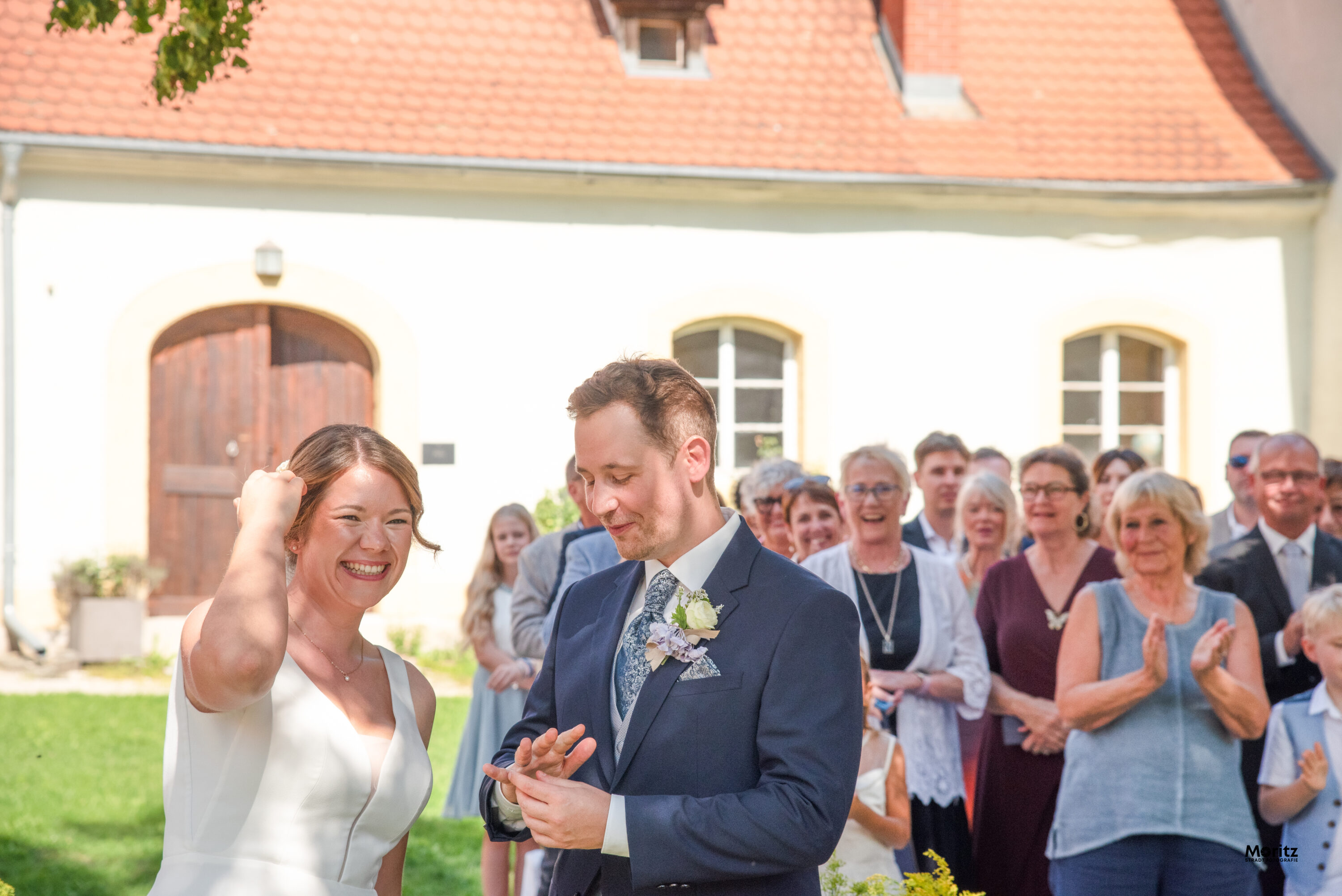 Brautpaar bei der Gratulation vor den Gästen