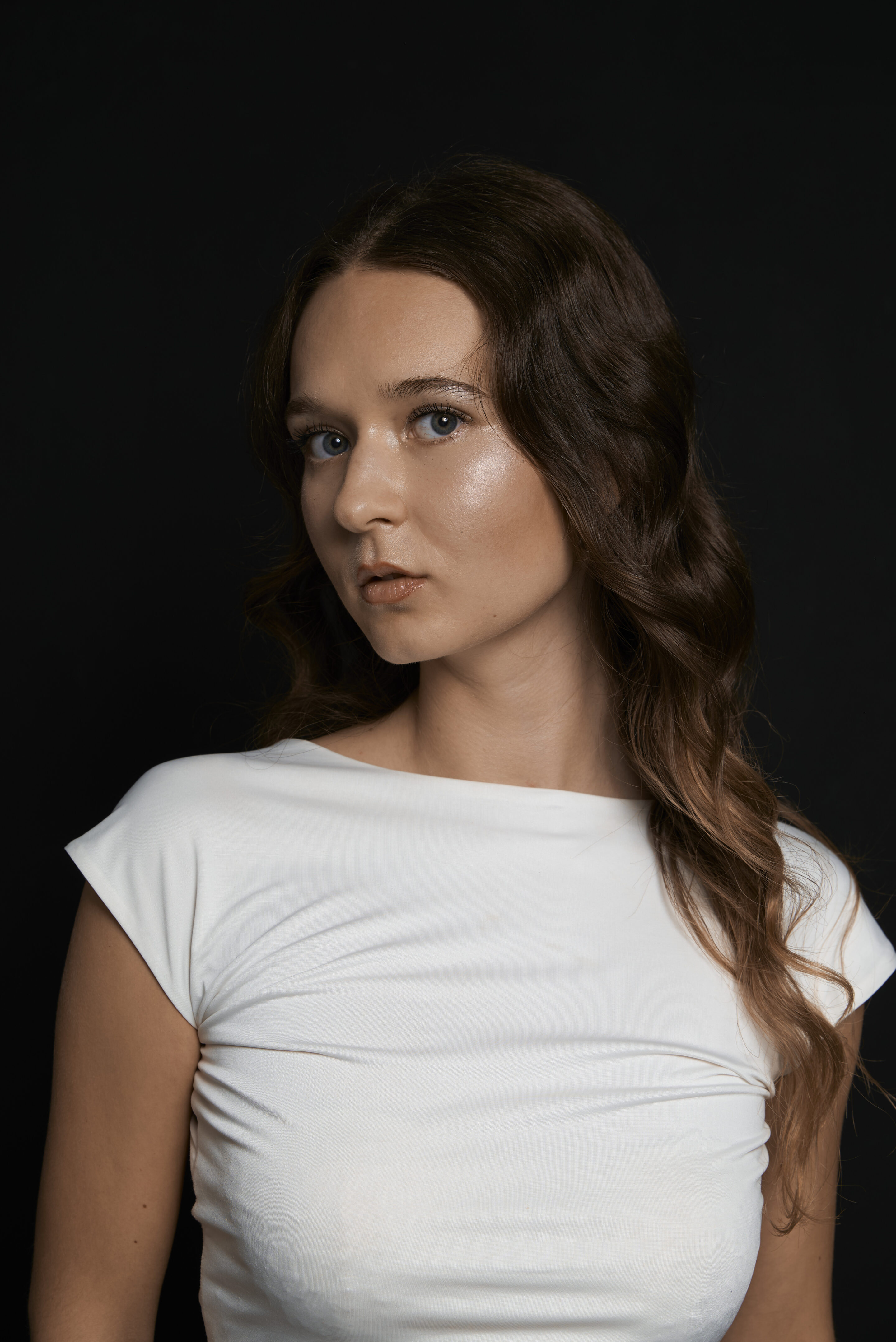 Portrait vor dunklem Hintergrund
