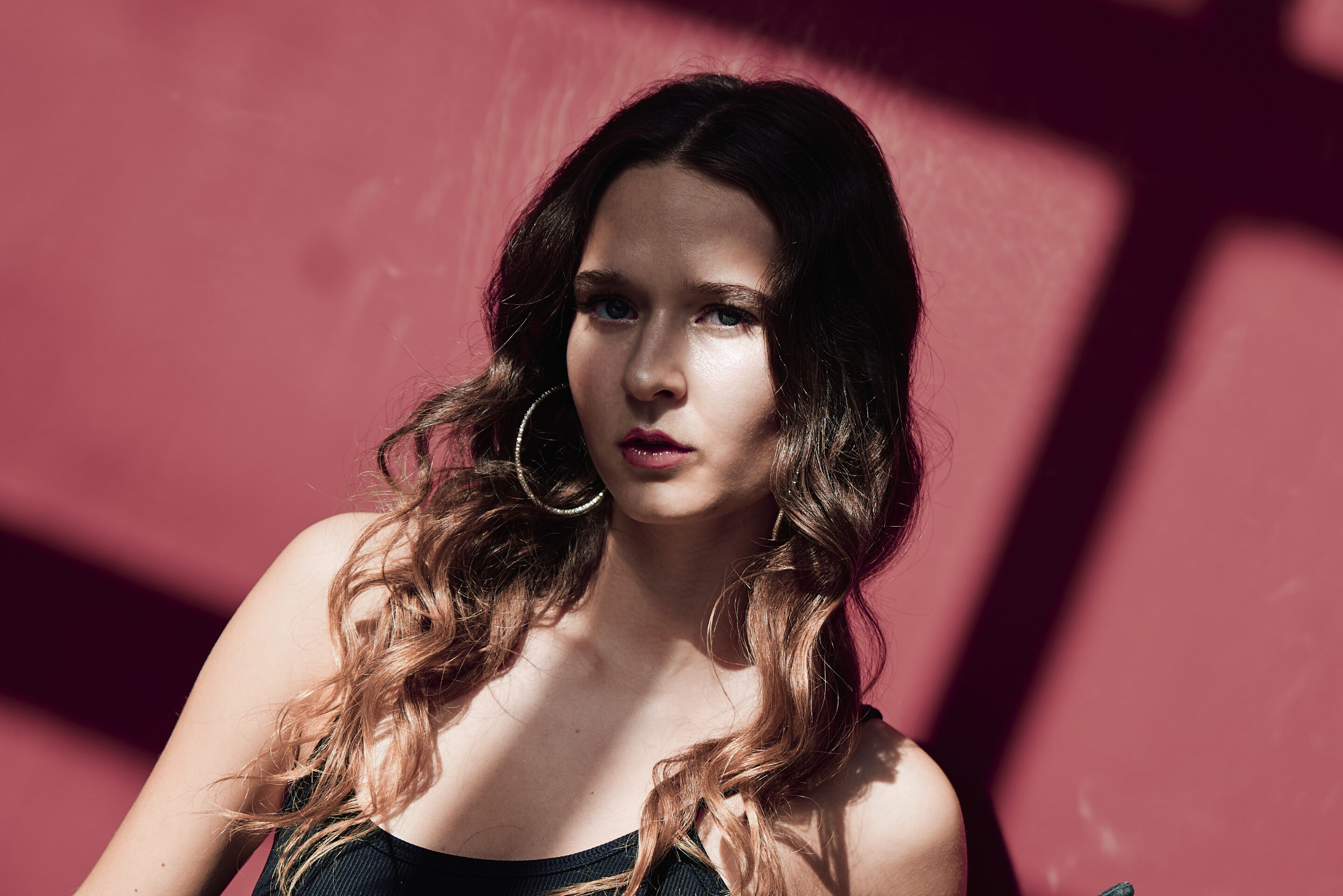 Portrait mit Lichtschatten auf roter Wand
