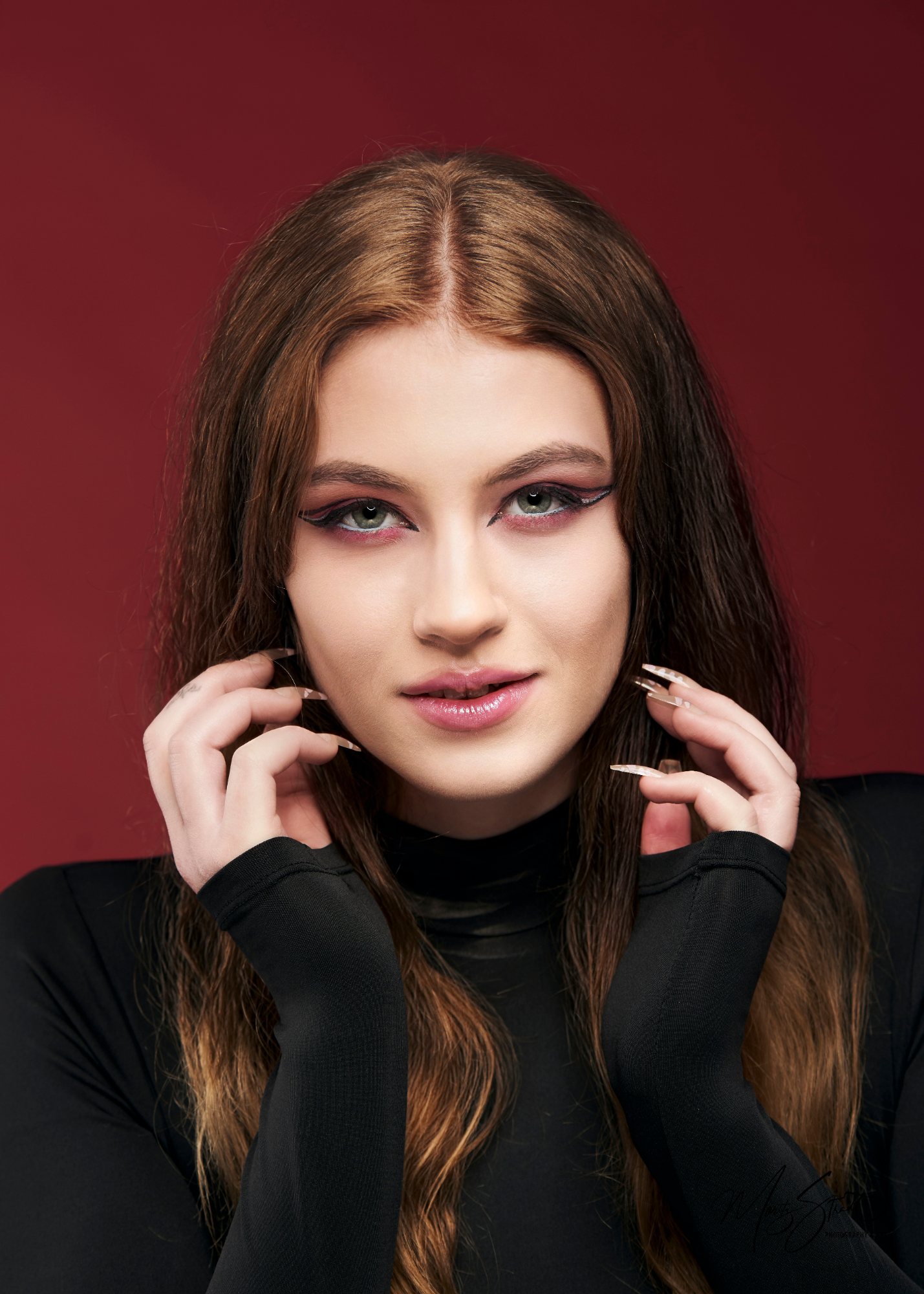 Portrait einer Frau vor rotem Hintergrund